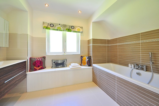 Salle de bain rénovée avec des équipements modernes